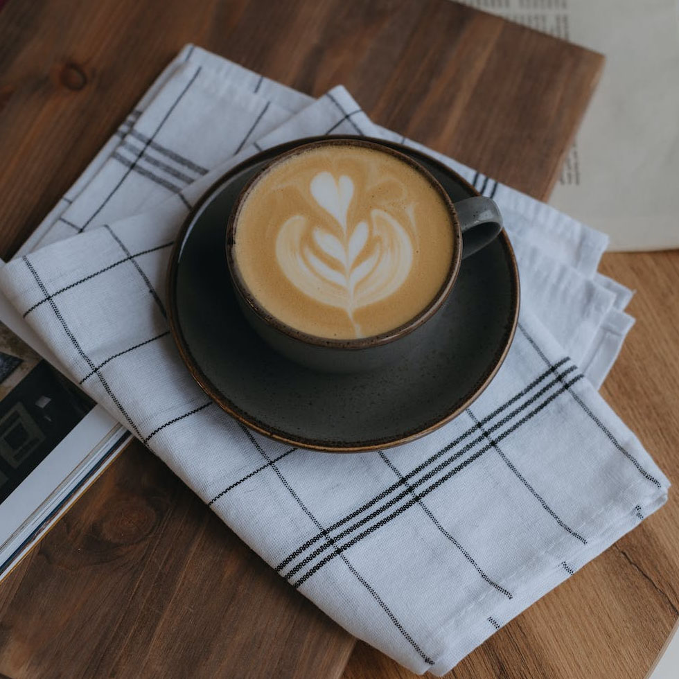 Café sobre servilleta de tela