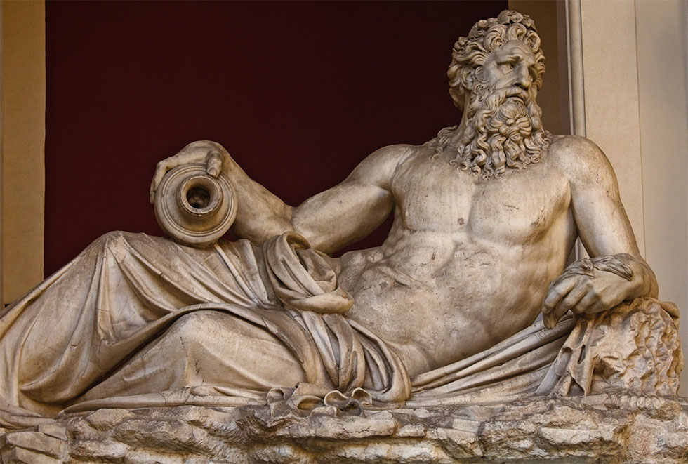 Historia de las servilletas en epocas antiguas como la romana en esta estatua con un suddarium