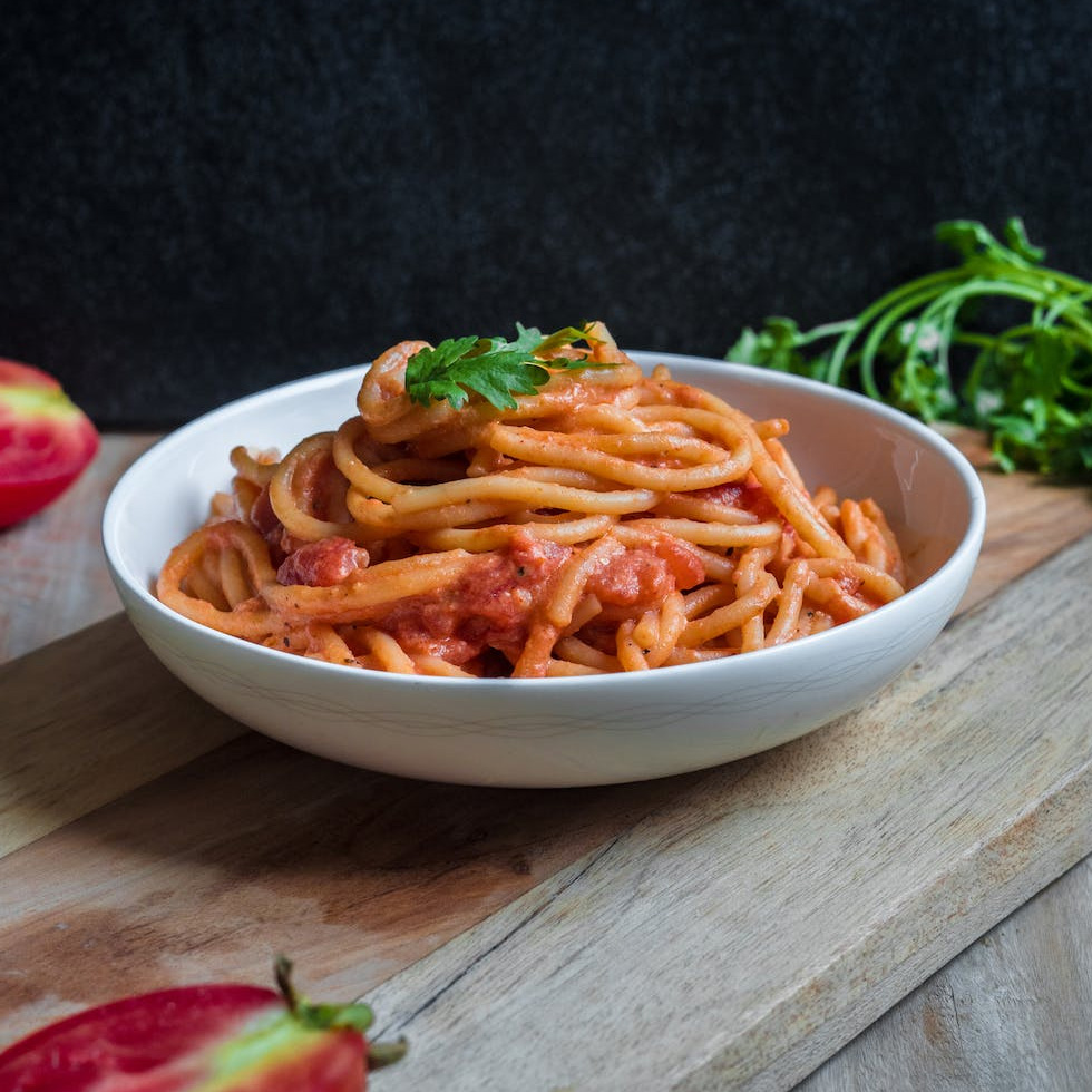 plato de espaguetis con tomate mancha inminente en tu mantel o servilleta