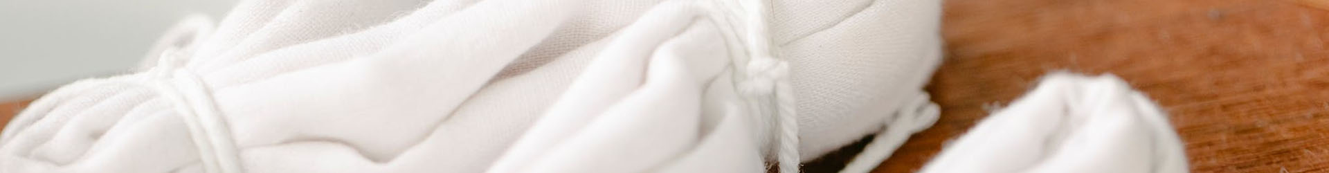 servilletas enrolladas de tela con cuerdas blancas limpias y bien cuidadas